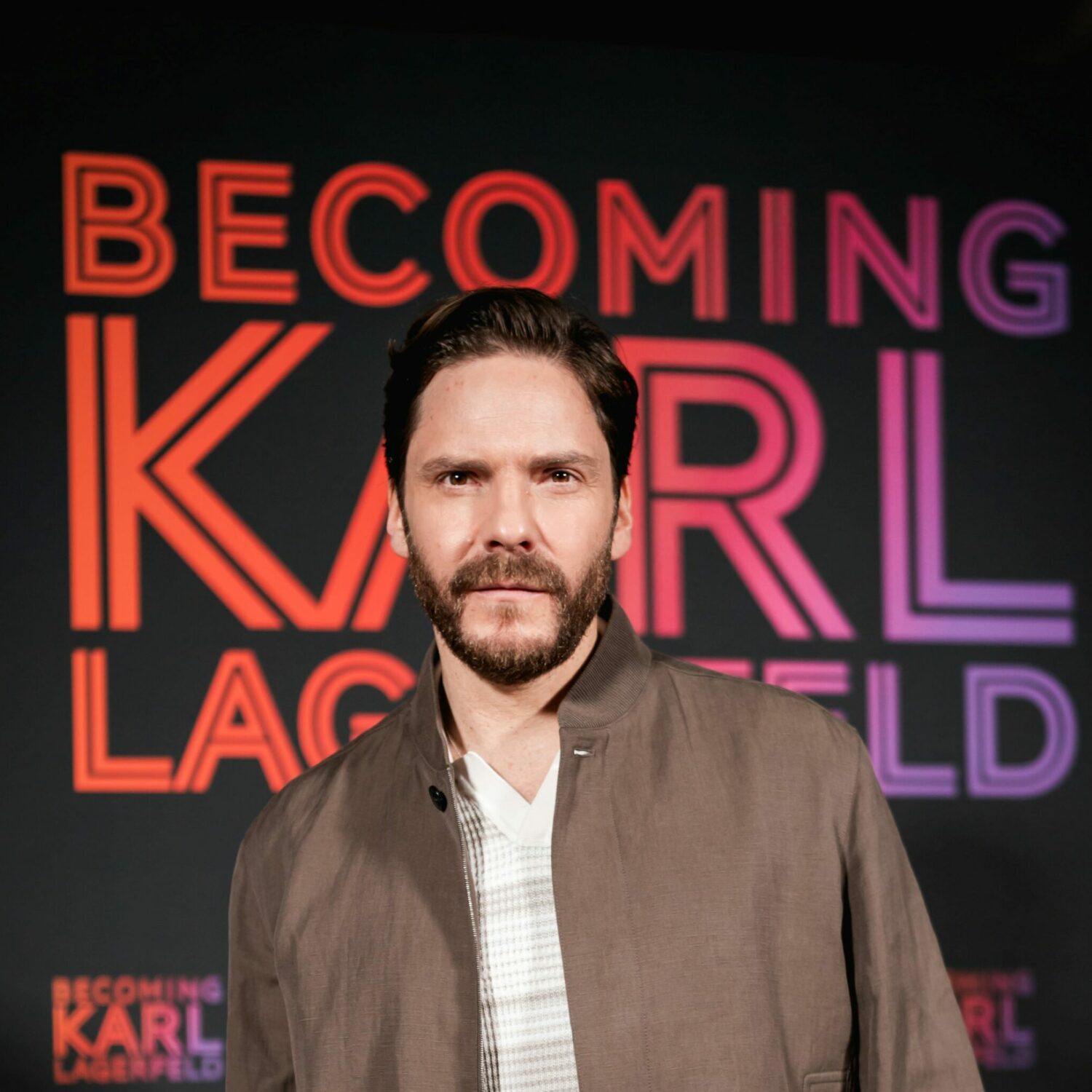 “Karl Lagerfeld? A pop intellectual full of contradictions.” Interview with Daniel Brühl.